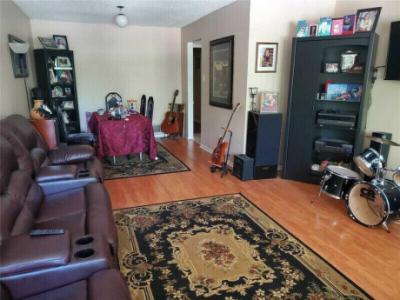 Spacious 3 bedrooms upper unit, close to everywhere $2,200.00