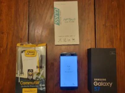 SAMSUNG S7 32GB Unlocked - Oynx Black- Like NEW and Accessories