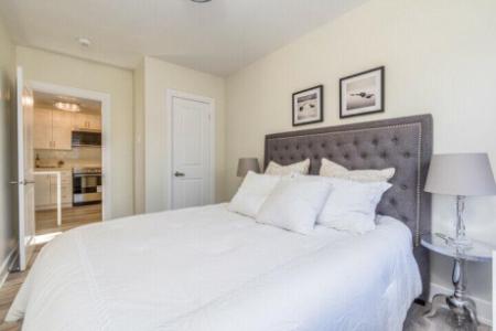 Newly Renovated 790sqft 2+Den Residencies Jane & Wilson $2,095.00