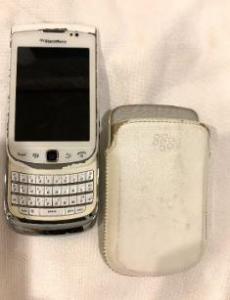 Rare white flipped BlackBerry w/original leather case AS-IS!