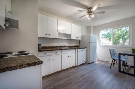 Family Townhouses Close to Southgate Mall!