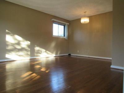 **3 BDRM MAIN FLOOR APT** Great Location. Wilson/Adelaide. May 1 $1,850.00