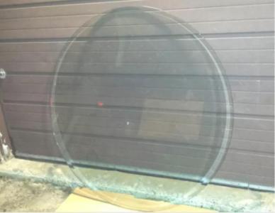 Round 4 feet heavy duty Glass top in good shape