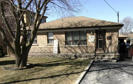 Updated clean bright 3 bedroom house in quiet area Yonge/Steeles
